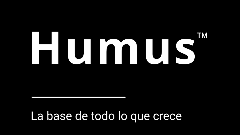 Logotipo Humus sobre fondo negro, con lema “La base de todo lo que crece”.