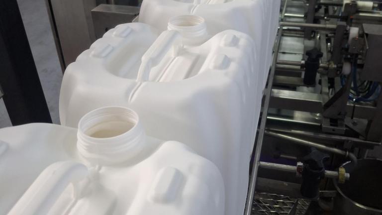 Bidones blancos en una línea de producción industrial
